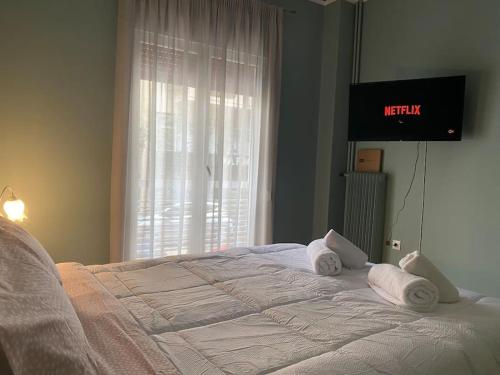 um quarto com uma cama com toalhas em Cozy new apartment near the beach em Atenas