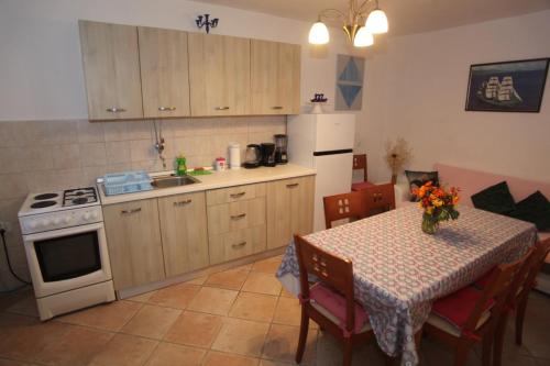 Kuchyň nebo kuchyňský kout v ubytování Apartments Anita