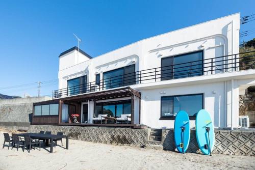 a house with two blue surfboards in front of it at BLUE ARK in Izu