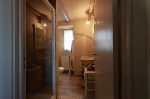 La petite salle de bains est pourvue de toilettes et d'un lavabo. dans l'établissement appartamento di classe nel castello di Panicale, à Panicale