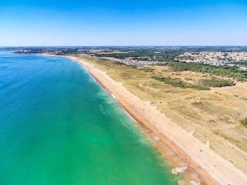 an aerial view of a beach and the ocean at ibis Styles St Gilles Croix de Vie centre-ville in Saint-Gilles-Croix-de-Vie