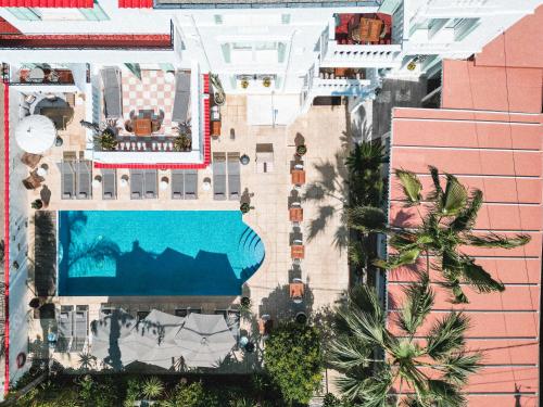 una vista aérea de una piscina en un complejo en Hôtel La Villa Juan Beach, en Juan-les-Pins