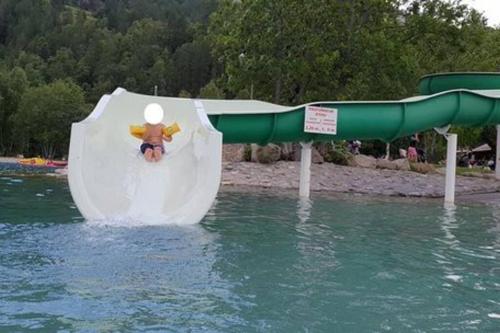 un homme sur un manège dans un parc aquatique dans l'établissement A corner relaxat° all comfort duplex T4bis COLMARS, à Colmars