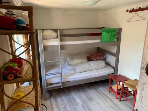 Cette chambre dispose de lits superposés. dans l'établissement A corner relaxat° all comfort duplex T4bis COLMARS, à Colmars