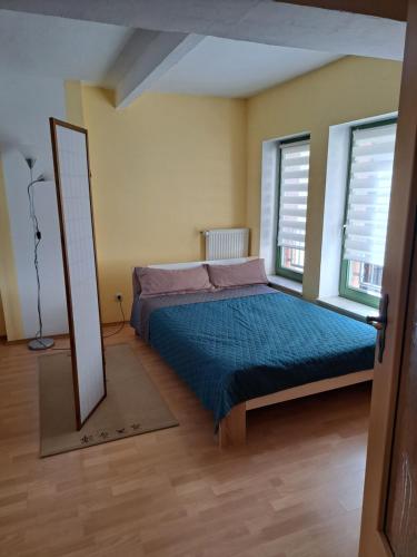 - une chambre avec un lit et un miroir dans l'établissement Schlafen im Hafen Stralsund, à Stralsund