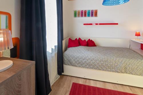 ドルヌマージールにあるFerienhaus Kimのベッドルーム1室(赤い枕のベッド1台付)