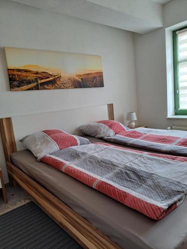 - 2 lits installés l'un à côté de l'autre dans une chambre dans l'établissement Schlafen im Hafen Stralsund, à Stralsund