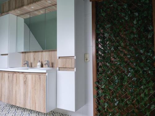 baño con lavabo y pared verde en Villazzo en Gante