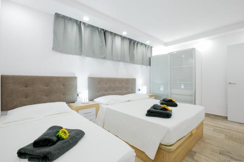 1 dormitorio con 2 camas y toallas. en Luxury Apartment en Adeje