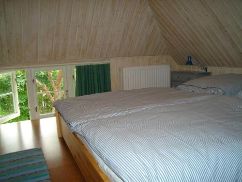 ザンクト・ペーター・オルディングにあるFischerkate-mit-schoenem-Gartenのベッドルーム1室(屋根裏部屋に大型ベッド1台付)