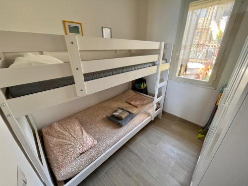 Katil dua tingkat atau katil-katil dua tingkat dalam bilik di Pinus Village Apartments 4 vista mare