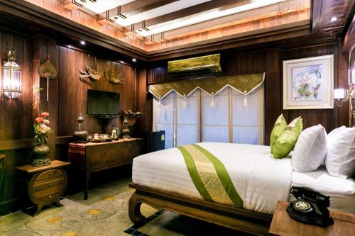 Un dormitorio con una cama y un escritorio. en Namton Boutique Hotel, en Chiang Mai