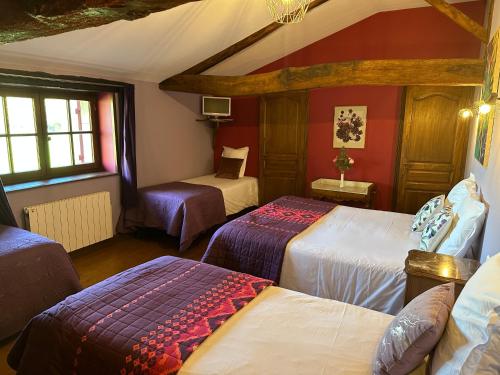 een hotelkamer met 2 bedden en een kamer met bij Chambres d'hôtes du puy d'anché in Sauzé-Vaussais