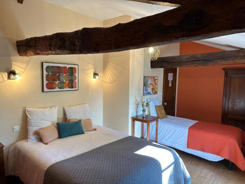 a bedroom with two beds in a room at Chambres d'hôtes du puy d'anché in Sauzé-Vaussais