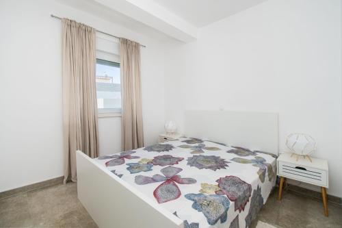 - une chambre blanche avec un lit et une fenêtre dans l'établissement Apartman Benmi, à Vodice