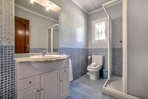 La salle de bains est pourvue d'un lavabo et de toilettes. dans l'établissement Villa Jesica - PlusHolidays, à Calp