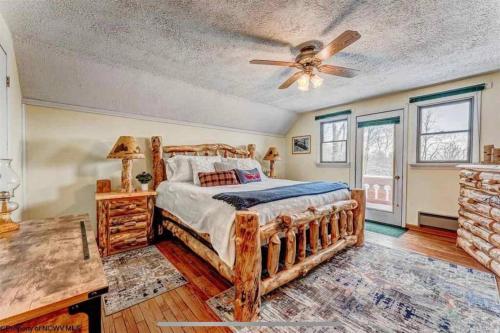 1 dormitorio con 1 cama y ventilador de techo en 3 Bedroom Cabin at Alpine Lake, near Deep Creek-WISP Resort en Terra Alta