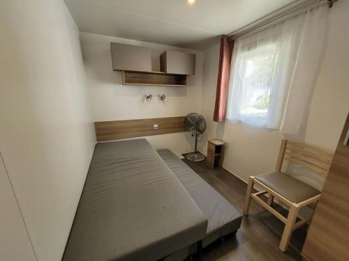 Posteľ alebo postele v izbe v ubytovaní MOBIL HOME 68 JARDINS ATLANTIQUE