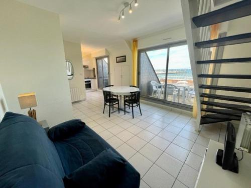 un salon avec un canapé et une table dans l'établissement Studio mezzanine à Quiberon - 4 pers, 2 balcons, parking, animaux acceptés - FR-1-478-67, à Quiberon