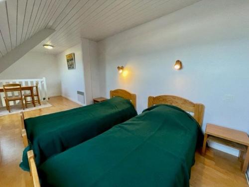 un salon avec un canapé vert et des chaises dans l'établissement Studio mezzanine à Quiberon - 4 pers, 2 balcons, parking, animaux acceptés - FR-1-478-67, à Quiberon
