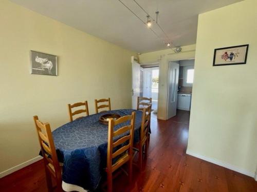 une salle à manger avec une table et des chaises bleues dans l'établissement Quiberon - Appartement 3 pièces 50m² avec Parking et Animaux admis - FR-1-478-92, à Quiberon
