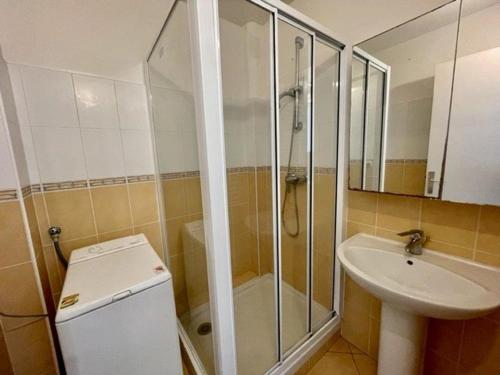 une salle de bain avec douche et lavabo dans l'établissement Quiberon - Appartement 3 pièces 50m² avec Parking et Animaux admis - FR-1-478-92, à Quiberon