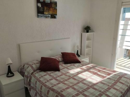 une chambre avec un lit avec deux oreillers dessus dans l'établissement Calme et proche plage avec parking à Hendaye - FR-1-2-327, à Hendaye