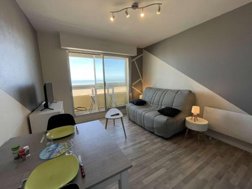 Studio rénové, 2 couchages, mer, commerces, 6e étage, TV, balcon, animaux admis - FR-1-224C-138