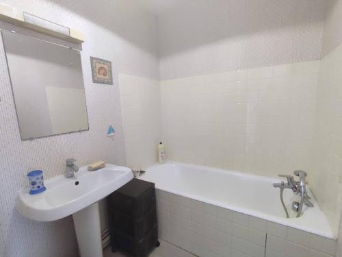 une salle de bain avec une baignoire blanche et un lavabo dans l'établissement Appartement avec 2 chambres, balcon et superbe vue mer à quelques pas de la plage de Tresmeur - FR-1-368-148, à Trébeurden