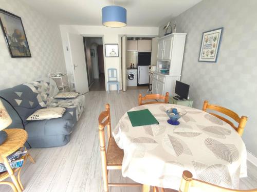 un salon avec une table et un canapé dans l'établissement Appartement avec 2 chambres, balcon et superbe vue mer à quelques pas de la plage de Tresmeur - FR-1-368-148, à Trébeurden