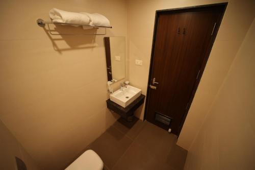 Bathroom sa Chandra Residency