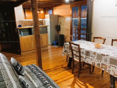 uma sala de jantar com mesa e cadeiras e uma cozinha em Chalet Matemale, 5 pièces, 6 personnes - FR-1-295-187 em Matemale