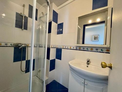 une salle de bain avec un lavabo et une douche avec un miroir dans l'établissement Quiberon: APT 2P, Balcon sud, Garage, face à la grande plage - FR-1-478-212, à Quiberon