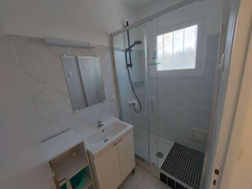 uma casa de banho com um chuveiro, um lavatório e um chuveiro em Maison Marseillan-Plage, 3 pièces, 6 personnes - FR-1-326-772 em Marseillan