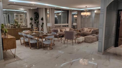 a large living room with a table and chairs at شقة ملكيه فاخرة مطله على البحر in Jeddah