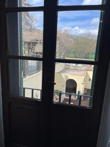 een open raam met uitzicht op een gebouw bij CASA DI SILVIA_MONOLOCALE in Città di Castello