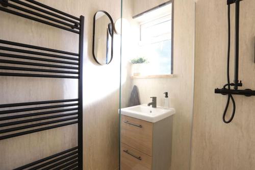 xxBrand Newxx sleeps 8, stylish japandi house في بلاكبول: حمام مع حوض ونافذة