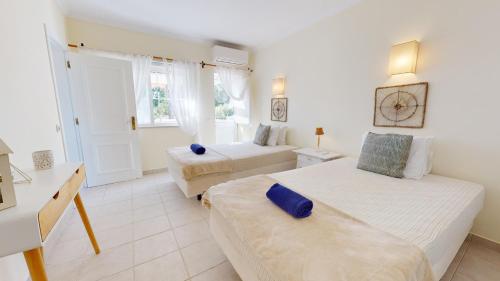 1 dormitorio con 2 camas en una habitación en Villa Sunset,sleeps 9,heatable pool,walk to marina, en Vilamoura