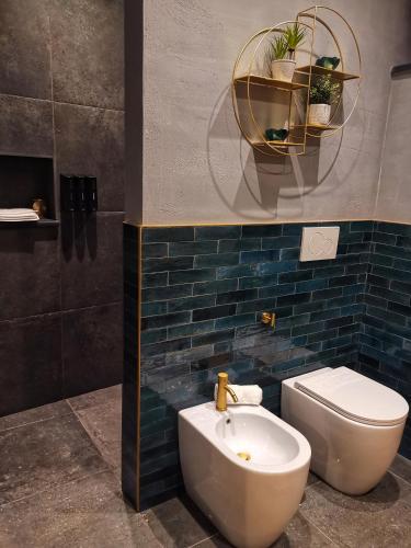 a bathroom with a toilet and a bidet at Drì bed & breakfast in Rocca di Papa
