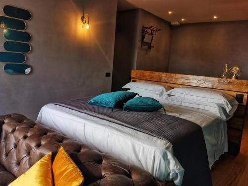 uma cama grande com duas almofadas num quarto em Drì bed & breakfast em Rocca di Papa