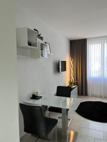 een woonkamer met een eettafel en stoelen bij Zollernalbdomizil FeWo2 in Balingen
