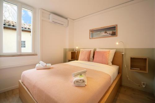 ein Schlafzimmer mit einem Bett mit zwei Handtüchern darauf in der Unterkunft expat renting - Entre Piment & Violette - Saint Michel in Toulouse