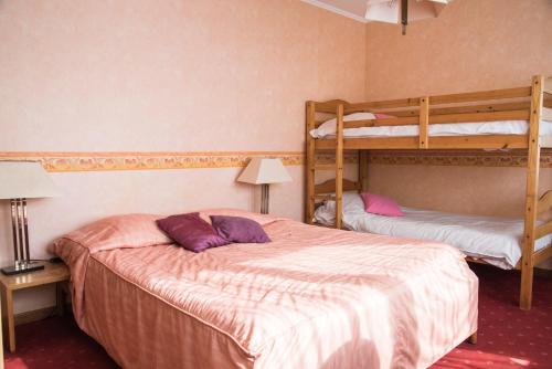a bedroom with two bunk beds and a lamp at Le Relais Du Marquis in Ittre