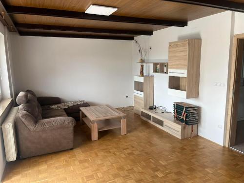 sala de estar con sofá y mesa en Apartmaji Seljak, en Preddvor
