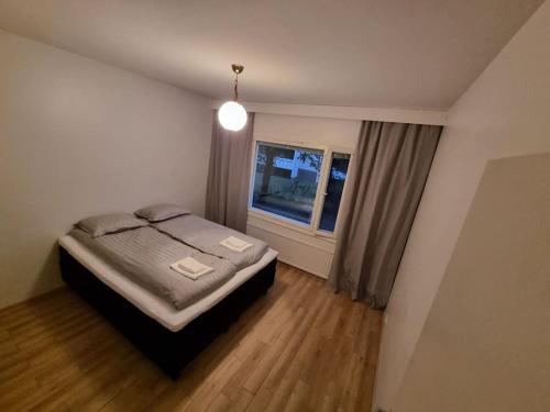 Habitación pequeña con cama y ventana en Viihtyisä kaksio keskeisellä sijainnilla en Lappeenranta