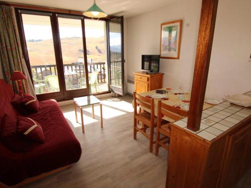 - un salon avec un canapé rouge et une table à manger dans l'établissement Appartement Cosy 2 Pièces aux Saisies - 5 Pers, Centre Station, Balcon Sud - FR-1-594-97, à Hauteluce