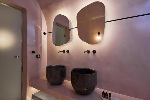 Bilik mandi di Oia Suites