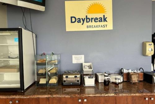 Příslušenství pro přípravu čaje a kávy v ubytování Days Inn by Wyndham San Diego-East/El Cajon