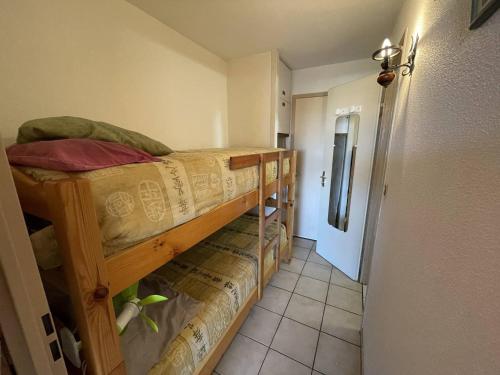 pokój z dwoma łóżkami piętrowymi i korytarzem w obiekcie Studio cabine avec piscine à Saint-Cyprien, plage à 50m - FR-1-106-76 w mieście Saint-Cyprien