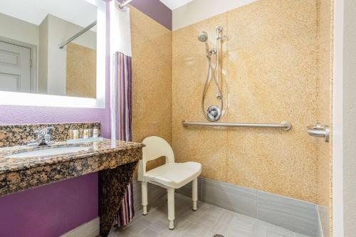 uma casa de banho com um lavatório e um chuveiro em La Quinta by Wyndham Hillsboro em Hillsboro